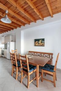comedor con mesa de madera y sillas en "Triacanthos" 2 bedroom house, en Moutsoúna