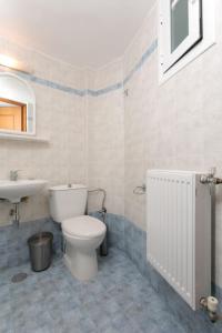 La salle de bains est pourvue de toilettes et d'un lavabo. dans l'établissement "Triacanthos" 2 bedroom house, à Moutsoúna