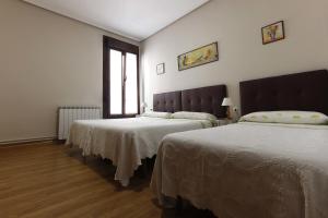 Posteľ alebo postele v izbe v ubytovaní Pension Loinaz