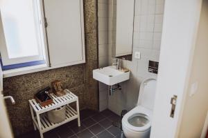 a small bathroom with a toilet and a sink at Estação Ferroviária de Codeçoso in Celorico de Basto