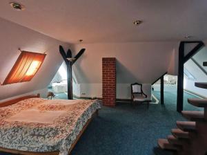 een slaapkamer met een groot bed en een raam bij Apartment in Villa Rochlitz in Rochlitz