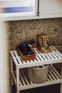 a shelf with a sink and a basket on it at Estação Ferroviária de Codeçoso in Celorico de Basto