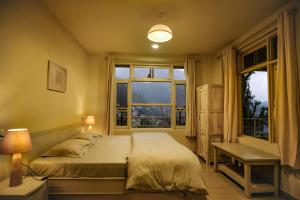 Ένα ή περισσότερα κρεβάτια σε δωμάτιο στο NomadGao Dharamkot - Great Views, Fast WiFi, Interesting People, Near Mcleodganj