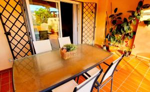 una mesa y sillas en una cocina con mesa en Vive la vida: Torremolinos (1ª línea) en Torremolinos