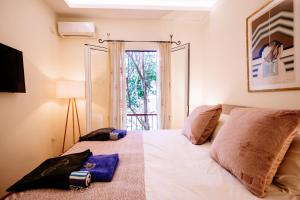 扎金索斯鎮的住宿－Deviazi 4，一间卧室设有一张大床和窗户