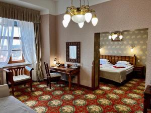 Pokój hotelowy z 2 łóżkami, biurkiem i lustrem w obiekcie Hotel Zamek Ryn w Rynie