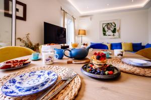 扎金索斯鎮的住宿－Deviazi 4，一张餐桌,上面有蓝色和白色的菜肴
