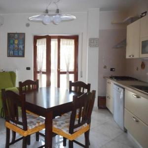 een keuken met een tafel en stoelen in een kamer bij casa vacanze "Cala San Francesco" in Bisceglie +10 foto's