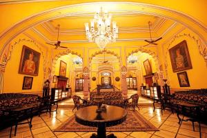 Posezení v ubytování Hotel Narain Niwas Palace