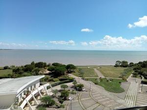 - un balcon offrant une vue sur l'océan dans l'établissement Studio La Rochelle, 1 pièce, 2 personnes - FR-1-551-31, à La Rochelle