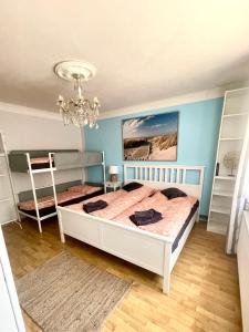 een slaapkamer met een bed en een kroonluchter bij Ubytování U Mikeša in Břeclav
