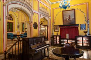 Posezení v ubytování Hotel Narain Niwas Palace