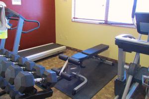 Fitness centrum a/nebo fitness zařízení v ubytování Crystal Springs Inn and Suites
