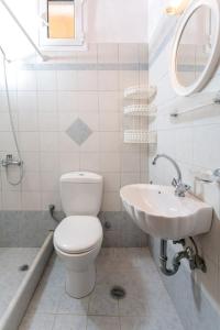 y baño con aseo y lavamanos. en "Triacanthos" 3 bedroom house, en Moutsoúna
