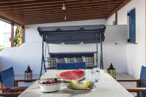 een tafel met een fruitschaal erop bij "Triacanthos" 3 bedroom house in Moutsoúna