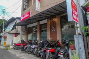 A restaurant or other place to eat at RedDoorz at Hotel Rich Parepare near Pantai Mattirotasi
