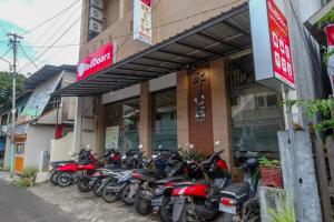 Φωτογραφία από το άλμπουμ του RedDoorz at Hotel Rich Parepare near Pantai Mattirotasi σε Parepare
