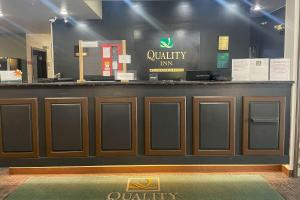 a bar at aquality inn with a counter at Quality Inn in Post Falls