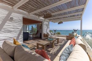 een woonkamer met een bank en een tafel bij Bahia Dorada by the sea in Estepona