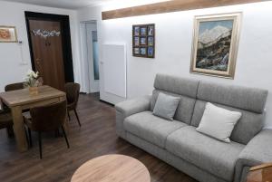 ein Wohnzimmer mit einem Sofa und einem Tisch in der Unterkunft Casa Nenette VDA-AOSTA- n0108 in Aosta