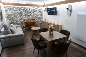 Casa Nenette VDA-AOSTA- n0108 في أَويستا: غرفة معيشة مع طاولة وأريكة