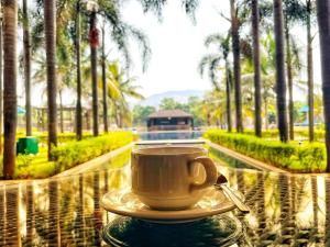 Radisson Blu Plaza Resort & Convention Centre Karjat外面的花园