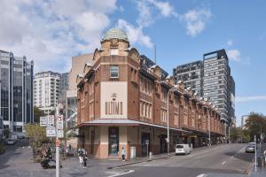 een gebouw op de hoek van een straat bij The Ultimo in Sydney