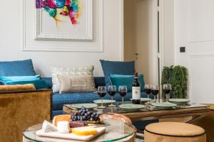 - un salon avec une table et des verres de vin dans l'établissement My Opéra II, à Paris