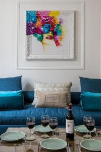 - un canapé bleu avec des verres de vin sur une table dans l'établissement My Opéra II, à Paris