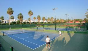 Tenis a/nebo squash v ubytování Peace & Tranquility, Sotogrande, Spain nebo okolí