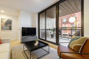 een woonkamer met een bank en een tv bij Nice 2-bed rental unit with free parking in Melbourne