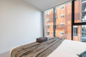 Кровать или кровати в номере Nice 2-bed rental unit with free parking