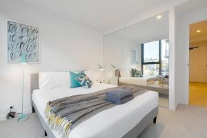 Cama o camas de una habitación en Nice 2-bed rental unit with free parking