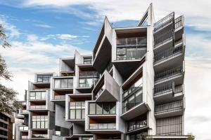 een weergave van een gebouw met balkons bij Nice 2-bed rental unit with free parking in Melbourne