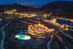 une vue aérienne sur un bâtiment la nuit dans l'établissement Argentario Golf & Wellness Resort, à Porto Ercole