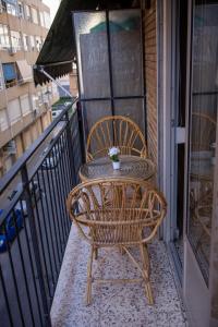 una mesa y sillas sentadas en un balcón en Apartamento para familias con niños cerca Playa, en San Juan de Alicante