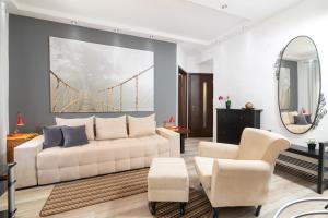 - un salon avec un canapé blanc et des chaises dans l'établissement F & B Collection - Flat for 4, à Thessalonique