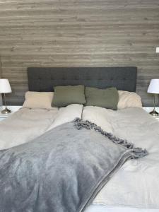 Tempat tidur dalam kamar di Röstbergsgårdarna Funäsdalen