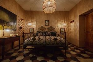 a room with a bed and a chandelier at Locanda del Daino in Lemmi