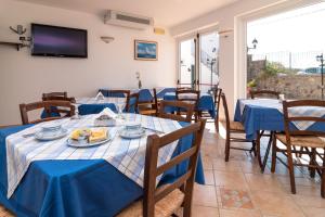 TV a/nebo společenská místnost v ubytování Hotel Villa Fumerie