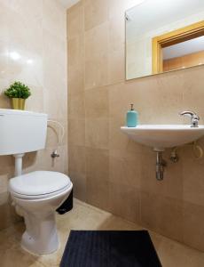 łazienka z toaletą i umywalką w obiekcie Dream Suite by the beach - Parking & Pool & Gym w mieście Herzliya