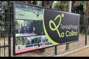 a sign on a fence with a tennis court at Appartement Vue mer PLAYA MAR in Torremolinos