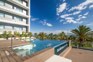 una imagen de una piscina en un hotel en Occidental Atenea Mar - Adults Only, en Barcelona