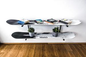 une étagère avec des livres et des plantes en pot sur un mur dans l'établissement URBAN LOFT // CITY CENTER // BEST LOCATION VILLACH, à Villach