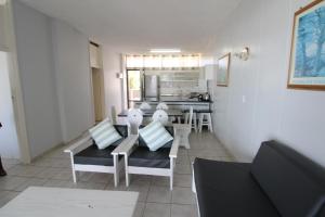 uma sala de estar com um sofá e uma cozinha em Seagull 507 em Margate