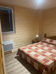 1 dormitorio con cama y ventana en Appartement 4 personnes - Hautes-Pyrénées- Village de Peyragudes Peyresourdes - Vue exceptionnelle sur la montagne, en Germ