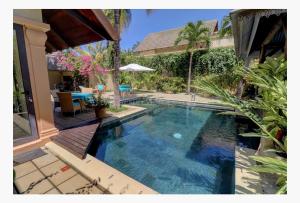 uma piscina em frente a uma casa em Exotic Oasis Villa In The Tropics em Grand Baie
