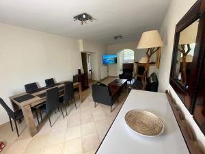 een woonkamer en eetkamer met een tafel en stoelen bij Giota’s House in Néa Koróni