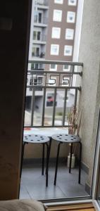 Elle offre une vue sur une fenêtre dotée d'un banc sur un balcon. dans l'établissement Apartman Studio DIAMOND, à Subotica