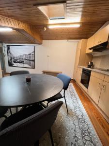 eine Küche mit einem Tisch und Stühlen im Zimmer in der Unterkunft Hotel Croce Federale in Bellinzona